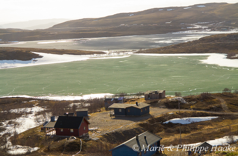 Finnmark 1110.jpg - Le long de la peu fréquentée route 98, en direction du Porsangerfjord (Norvège, juin 2012)